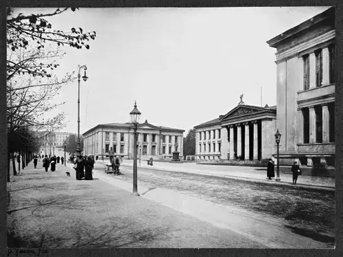 Et svart-hvitt bilde fra Karl-Johans gate i Oslo, fra rundt 1900. 