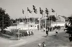 Utställningsområdet på Hantverksutställningen i Kalmar 1947. Entrén med cykelparkering utanför.