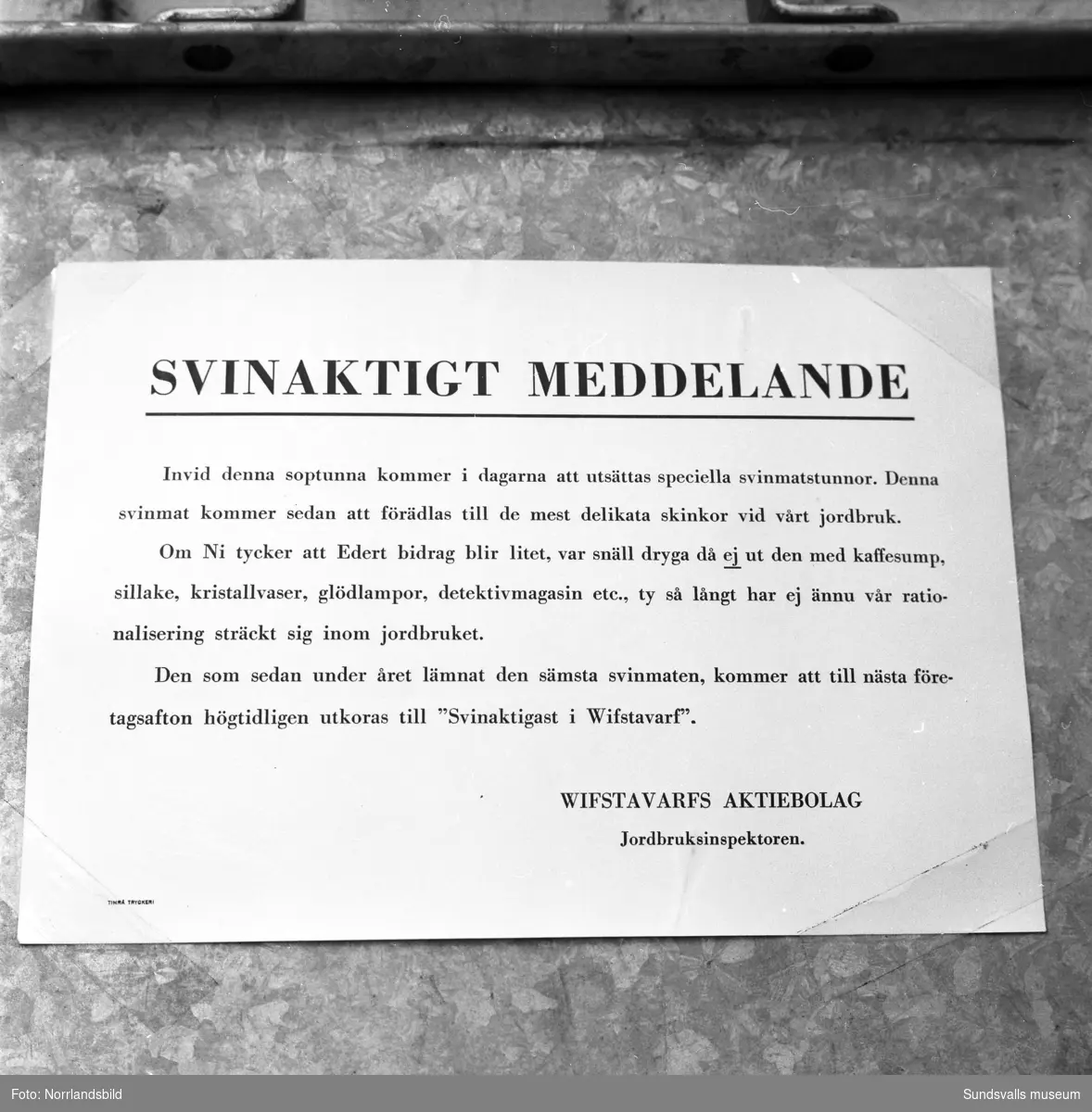 Svinaktigt meddelande - skämtsam skylt på en soptunna i Vivstavarv.