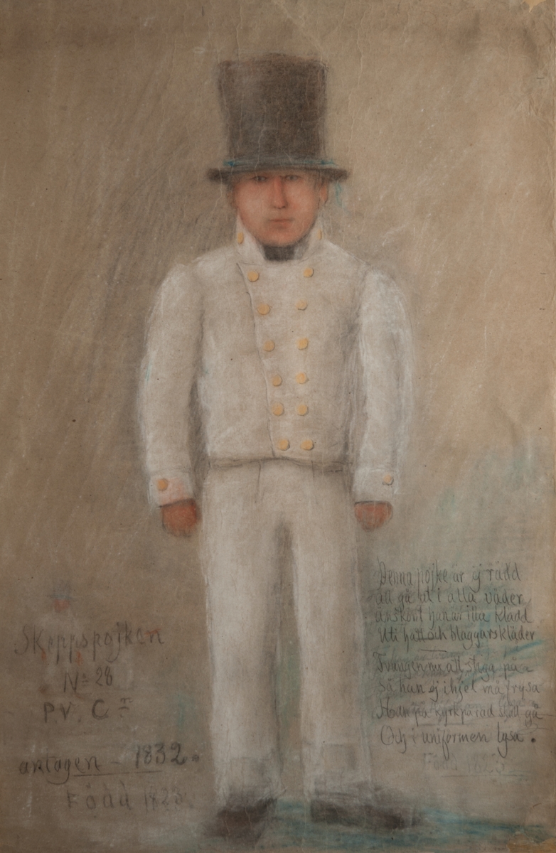 Pastell under glas på gråpapper. Skeppsgosse (No 28 P.V. Cedergren f. 1823, antagen 1832).
Vit uniform, högerknäppt, ståndkrage och gula knappar. Svart hög hatt.

Text på tavlan nedre vänstra hörnet:
Skeppspojken PV Cn antagen 1832, född 1823.
Text i nedre högra hörnet:
Denna pojke är ej rädd
att gå ut i alla väder
änskönt han är illa klädd
uti hatt och blaggarnskläder.
Tvungen nu att stiga på
så han ej ihjäl må frysa
Han på kyrkparad skall gå
och i uniformen lysa.