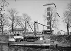 Fraktfartyg på Fyrisån vid Mälardalens Lantmannaförbunds byggnad, kvarteret Fabriken, nuvarande kvarteret Ångkvarnen, Uppsala 1941