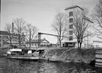 Fraktfartyg på Fyrisån vid Mälardalens Lantmannaförbunds byggnad, kvarteret Fabriken, nuvarande kvarteret Ångkvarnen, Uppsala 1941