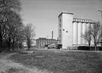 Fraktfartyg på Fyrisån vid Mälardalens Lantmannaförbunds byggnad, kvarteret Fabriken, nuvarande kvarteret Ångkvarnen, Uppsala 1941