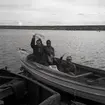 Dr. Ragnhild Boström och Ulf Erik Hagberg i en båt i Kårehamn, juli 1962.