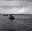 Antikvarie Ulf Erik Hagberg och Gunnel Forsberg i en båt i Kårehamn, juli 1962.  Kåreholm är ön utanför Kårehamn.