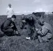 Antikvarie Ulf Erik Hagberg och dr. Ragnhild Boström gör en arkeologisk undersökning vid Kåreholm. Kåreholm är en ö intill Kårehamn.