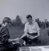 Ulf Erik hagberg och fil.stud. Charlotte Öhnstad, eventuellt Gudrun Sahlgren vid Skedemosse 15/6 1962.