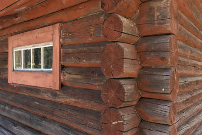 Detail foto of the corner to the log stable at Angelbekk cabin.