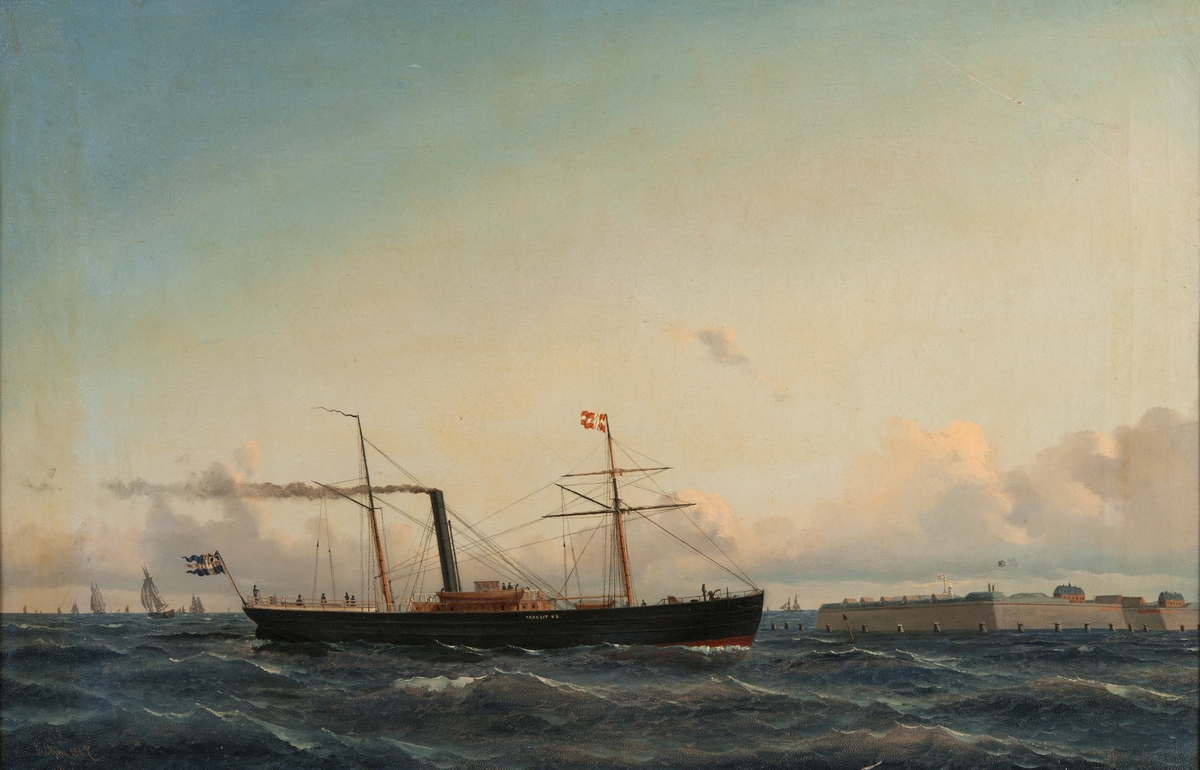 Ångfartyget "Transit N.2"  under gång. Skonertriggat med fastgjorda segel. Svart skrov med röd botten. Dansk flagg på förtoppen. Akter ut svensk flagg med unionsmärke.