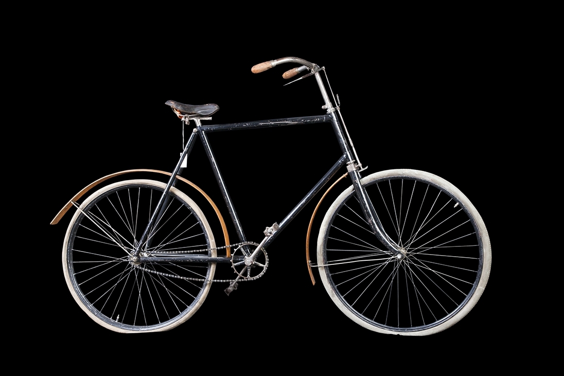 Cykel av stålrör. Diamond-ram. Lädersadel på metall-stomme och stavfjädrar, nedsvängt styre med skinnhandtag. Hjul av stålfälgar på suspensionsekrar. Luftfyllda gummidäck. Bakaxeln på vänster sida förlängd till fotsteg. Kedja av 2,3 cm långa länksidor förenade medelst massiva mellanstycken. Svart, styre och framgaffelkrona förkromade. På styrrörets framsida korsformig kartusch i metall mellan två, mot varandra vända nymånar. Text: "CRESCENT".