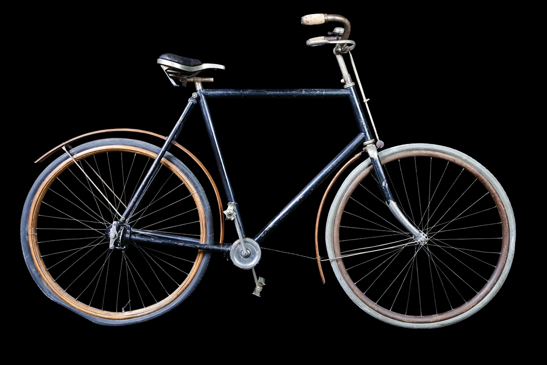 Cykel av stålrör. Diamond-ram. Spiralfjädrad, stoppad lädersadel. Styrhandtag av kork med plåtskoning. Ringklocka. Handbroms verkande på framdäcket. Fälgar och stänkskärmar av trä. Pedaler utan gummi. Kardanstång i höger bakgaffelrör. Inkapslade vinkeldrev förmedlar kraften från vevaxeln till baknavet, vilken ej har frigång. Svart med styre, gaffelkrona, gaffeländar och vevparti förnicklade. Skärmar oljade, fälgar mörkbetsade. Crescentmärke lika som föremålnummer 29816, med text "N:o 1 CRESCENT, WESTERN WHEEL WORKS, CHICAGO, U.S.A".