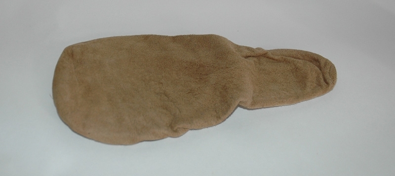 Crescent-cykel med racerstyre från Monark-Crescent AB i Varberg a) Orangefärgad 12-växlad damcykel med racerstyre/bockstyre. Däcken är ej original. Märkning: "306 Fashionline" Sadel: "Selle Royal".
b) Sadelskydd i skinn, 25x13 cm. c) Sadelskydd i orangefärgad plast, 24x13 cm. d) Röd/gul packrem med vita plasthakar, längd 52 cm. e) Ventil, metall, längd 2,5 cm.
f) Glasögon med vita skalmar och orangefärgade bågar, 50x130 mm, 1980-tal.