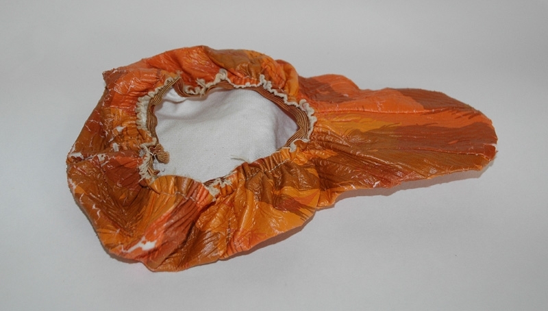 Crescent-cykel med racerstyre från Monark-Crescent AB i Varberg a) Orangefärgad 12-växlad damcykel med racerstyre/bockstyre. Däcken är ej original. Märkning: "306 Fashionline" Sadel: "Selle Royal".
b) Sadelskydd i skinn, 25x13 cm. c) Sadelskydd i orangefärgad plast, 24x13 cm. d) Röd/gul packrem med vita plasthakar, längd 52 cm. e) Ventil, metall, längd 2,5 cm.
f) Glasögon med vita skalmar och orangefärgade bågar, 50x130 mm, 1980-tal.