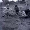 Margareta Beskow, Ulf Erik Hagberg och okänd man sysslar med arkeologi i Bredsättra socken.