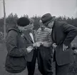 Amanuens Hagberg (arkeolog), KG Petersson (har varit museichef för Kalmar läns museum mellan 1973 - 1983), docent Wilhelm Holmquist, Stockholm, och antikvarie Gunnar Ekelund med ringarna från guldskatten i Skedemosse.