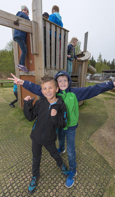 Fornøyde barn foran klatrestativet