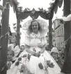 En kvinna utklädd till prinsessa deltar i ett karnevalståg med anledningen av firandet av Barnens dag  i Kalmar omkring 1940.