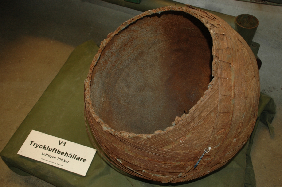 Tests of the bomb were underway in Peenemünde on the island of Usedom. Some of these, without explosives, accidentally ended up in southern Sweden in 1943. The wreckage was collected and carefully examined by military experts. V1 bombs were fired starting in June 1944 from launch pads in France and the Netherlands against cities in England. Many of the bombs were intended to hit London. 100-150 bombs per day were fired and in many cases hit residential buildings. The German name for the bomb was Vergeltungswaffe - weapon of retaliation.
