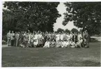 Gruppfoto av en större samling personer i stadsparken i Kalmar.