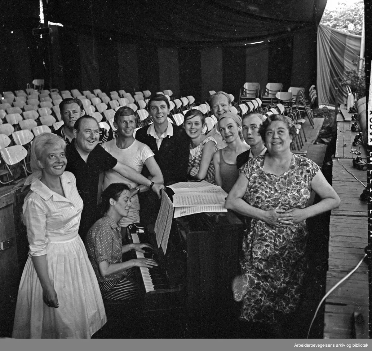 Sommerteatret i Frognerparken: Ut i parken opp i trærne. 1966..Fra venstre: Inger Jacobsen, Carsten Byhring, Arve Opsahl, Egil Åsman, ukjent, Vibeke Sæther, Herman Berthelsen, Kjersti Døvigen, Dag Frøland og Kari Diesen. Vessa Carlsen ved pianoet.