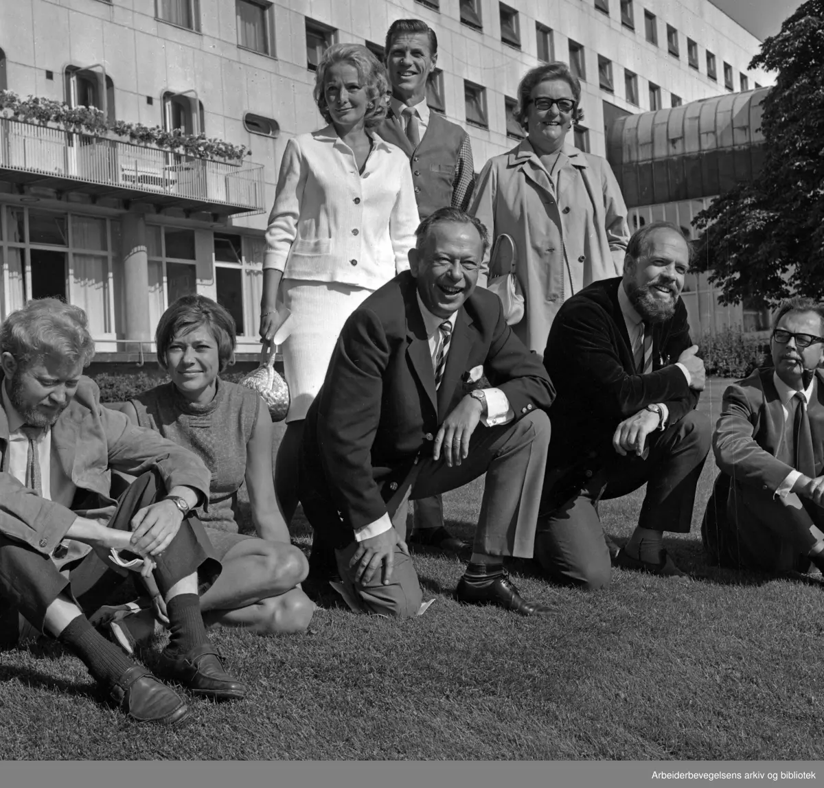 Skuespillere fra FJERNSYNSTEATRET fotografert utenfor Radiohuset på Marienlyst 22. August 1968..Fra venstre: Jon Heggedal, Inger Lise Westby, Frimann Falck Clausen, Lasse Kolstad og Sverre Hansen..Bak: Bab Christensen, Else Heiberg og Roy Bjørnstad.