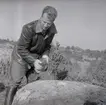 En demonstration i samband med en arkeologisk undersökning vid Nybyåsen 1/10 1958.