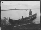 John Bauers Lapplandsresa sommaren 1904. Två samer i en båt vid en fjällsjö.