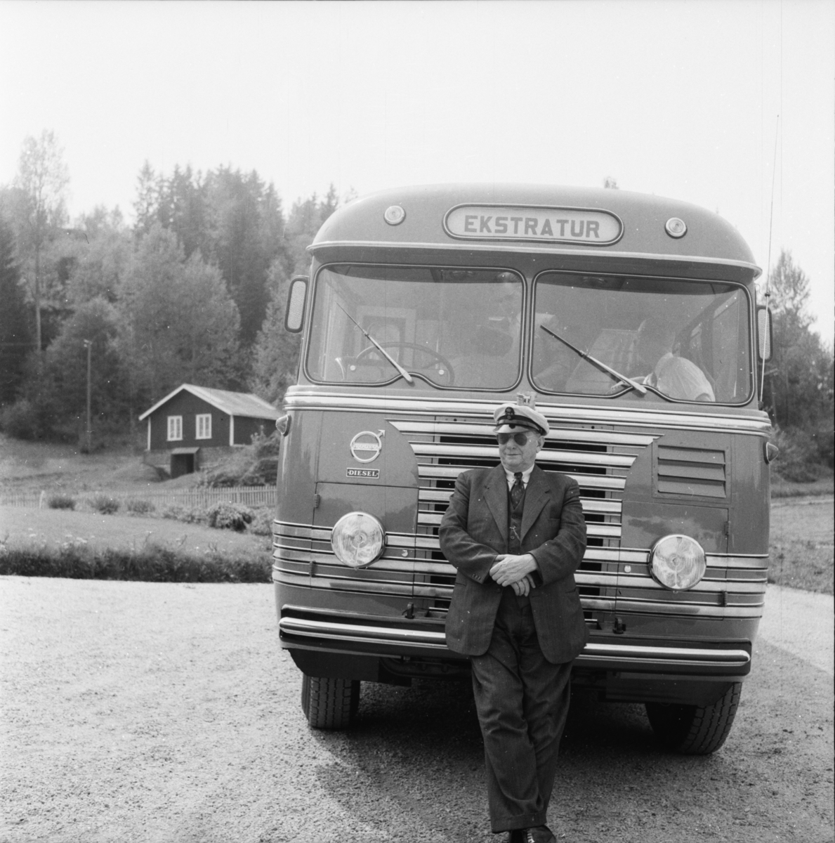 Vardens arkiv. "Ødegårdens nye kontinentalbuss"  30.05.1954

Bussen har skiltnummer H-2426. Teksten "Volvo-diesel" står skrevet over lykta