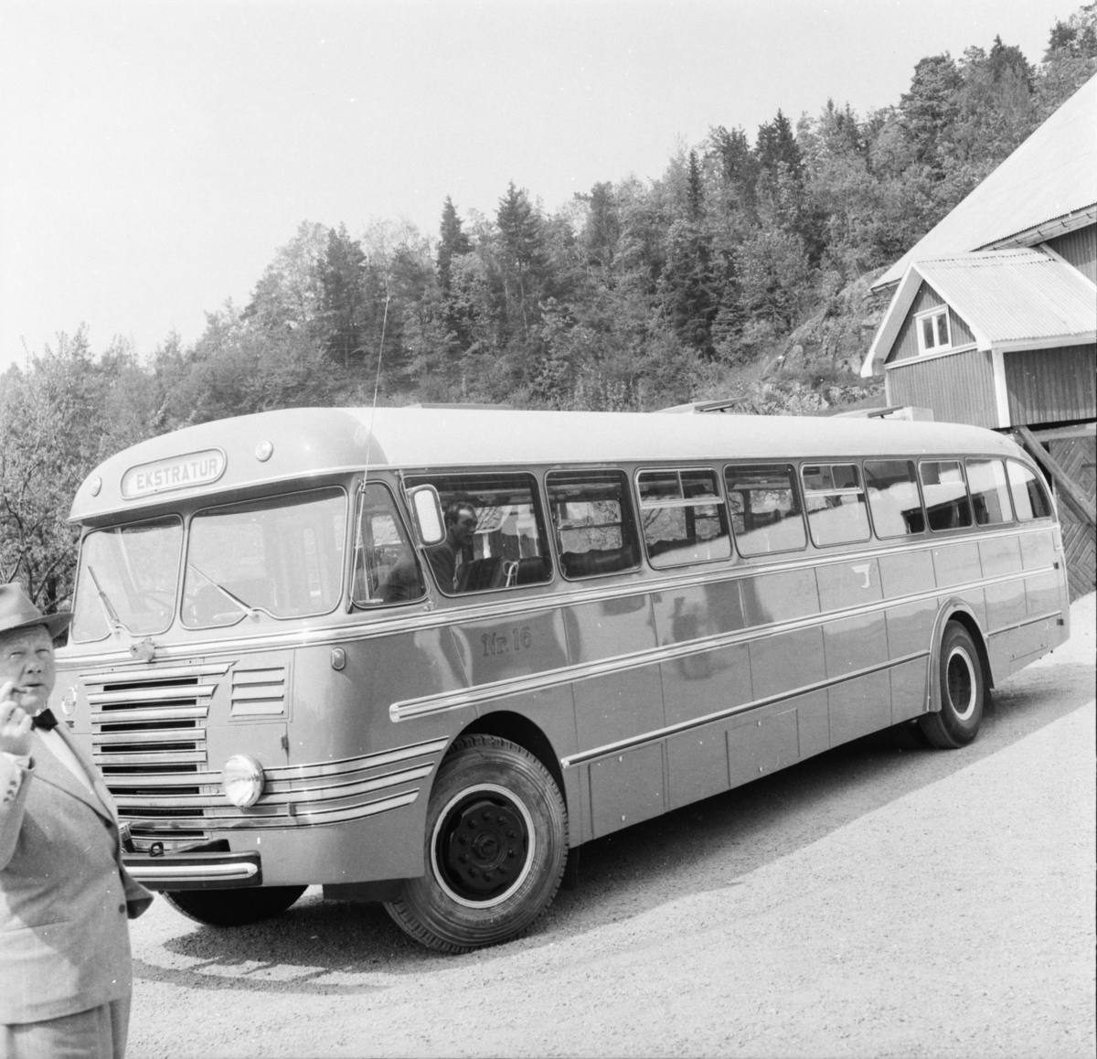 Vardens arkiv. "Ødegårdens nye kontinentalbuss"  30.05.1954

Bussen har skiltnummer H-2426. Teksten "Volvo-diesel" står skrevet over lykta