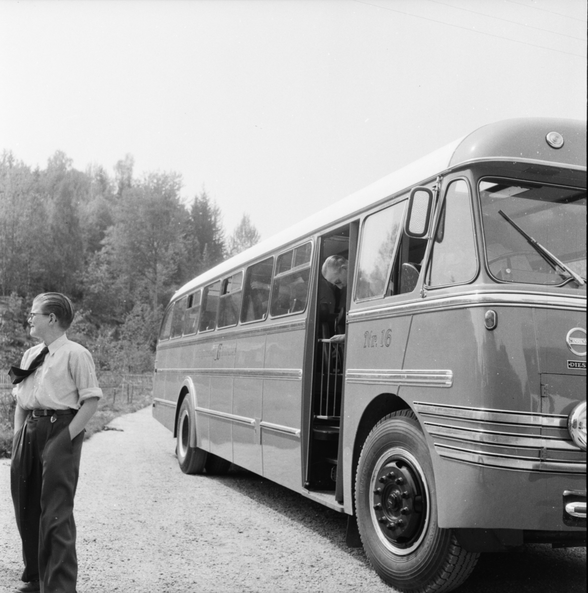 Vardens arkiv. "Ødegårdens nye kontinentalbuss"  30.05.1954

Bussen har skiltnummer H-2426. Teksten "Volvo-diesel" står skrevet over lykta