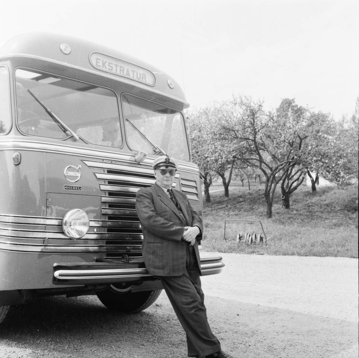 Vardens arkiv. "Ødegårdens nye kontinentalbuss"  30.05.1954

Bussen har skiltnummer H-2426. Teksten "Volvo-diesel" står skrevet over lykta