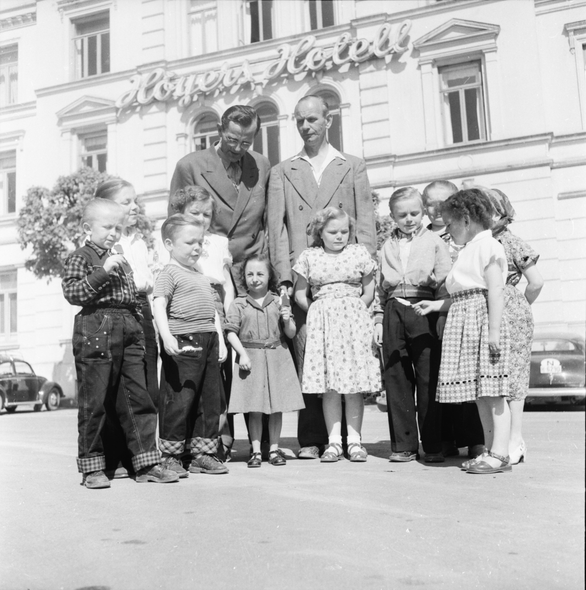 Vardens arkiv. "Cirkus Løwe. Ti dverger. Tommelise 76 cm."  28.05.1954
