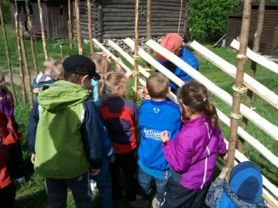 Barn observerer tilvirking av skigard.