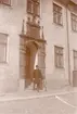En man i portalen till Dahmska huset vid Lilla Torget.
