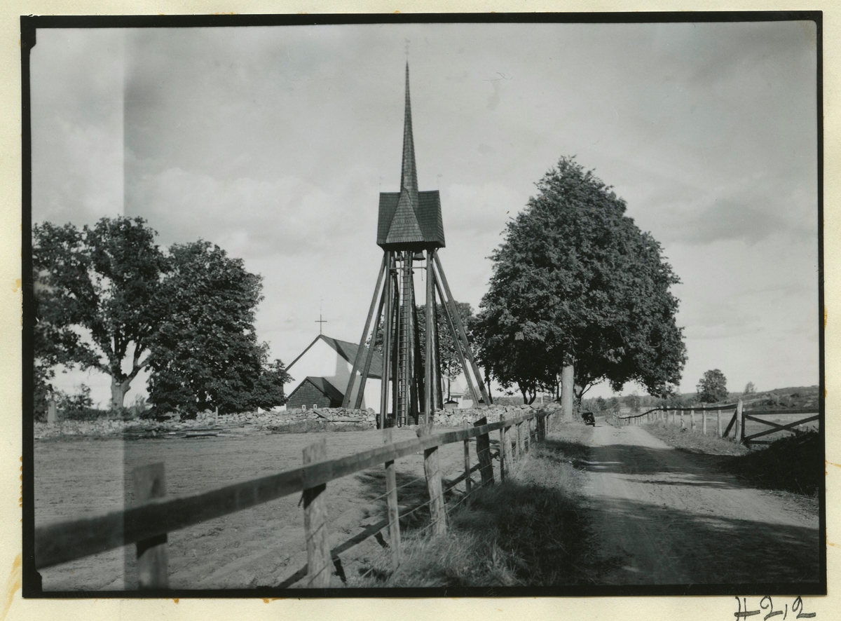 Namnet Tveta tros härstämma från det fornsvenska ordet thve, som betyder oröjd plats eller uthuggning i skogen. Platsen för kyrkan har sedan hednatid varit en kultplats där man offrade och blotade. Med all sannolikhet låg ett tempel till Odens ära här under hednatiden. I närheten av kyrkan finns två offerkällor: Odens och Tors källa.
Tveta kyrka är formodligen en av de första kyrkorna i östra Småland.  
Kyrkan var en samlingsplats för sjöfarare på den tid Emån var segelbar. När vårt land kristnades kom man ända från Öland och Östergötland för att döpa sina barn här.
 
Tveta kyrka är den mest anlitade vigselkyrkan i kontraktet.
Kyrkan är till formen en tornlös enkel romansk byggnad. Av den kyrka som uppfördes på 1100-talet  återstår långhuset, byggt av metertjocka stenväggar. Kyrkan förstördes 1567 av danskarna, därefter lät man bygga ut kyrkan, även denna gång i sten. Vapenhuset i knuttimmer tillkom troligen på 1600-talet. 1726 tillbyggdes en sakristia i sten och ett femsidigt kor i liggande timmer. Den ståtliga klockstapeln i gotisk stil uppfördes 1662, förmodligen en kopia av den medeltida klockstaplen som stått där tidigare.
 
Kyrkans äldsta inventarier består av två stycken helgonfigurer i trä: S:t Mikael från 1200-talet och S:ta Maria med barnet från 1400-talet. En primklocka och ett processionskors från 1400-talet finns bevarade liksom den järnklädda kyrkdörren från 1200-talet, numera som dörr in till sakristian. Även resterna av den gamla dopfunten från 1200-talet finns bevarad.
Vid renoveringen av kyrkans fasad 1993, upptäcktes märkliga skeppsristningar. De föreställer två koggar från 1200-talet. Liknande skeppsristningar har tidigare bara påträffats på Gotland och Öland. Ingen av ristningarna är helt komplett. Genom putsavfall saknas masten på det ena skeppet medan det andra saknar främre delen av förstäven samt troligen övre delen av rodret.
Vid putsningen av fasaden har man använt den medeltida metoden av slevdra putsen och har på så sätt återfått den putskaraktär som kyrkan troligen hade för 700 år sedan.
I Linköpings stift är Tveta kyrka och Törnfalls kyrka de enda kvarvarande medeltida kyrkor som forfarande är i bruk i norra Kalmar län. 

(Hämtat från www.svenskakyrkan.se)