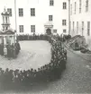 Procession på inre borggården på Kalmar slott. .