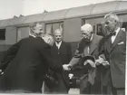 Gustav V hälsar på konsul Jeansson vid Kalmar Central. Borgmästare Yngve Malmqvist och landshövding Ruben Wagnsson. Slutet av 1940-talet.