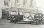 Kalmar brandkårs första stora stegbil utanför brandstationen omkring 1934-35. T.v. brandchefen Florin och längst till höger bilbesiktningsman Folke B Sundberg.