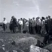 Danska arkeologer på ölandsbesök 1962 med arkeolog Ulf Erik Hagberg och arkeologiprofessor Mårten Stenberg.