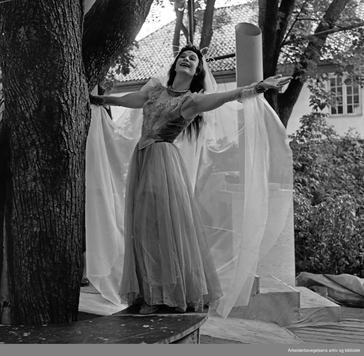 Sommerteatret i Frognerparken. En Midtsommernatts drøm av William Shakespeare. 1963..Medvirkende: Bjarne Thomsen, Thom Bastholm, Karen Randers-Pehrson, Elisabeth Strøm, Gerd Jørgensen med flere.