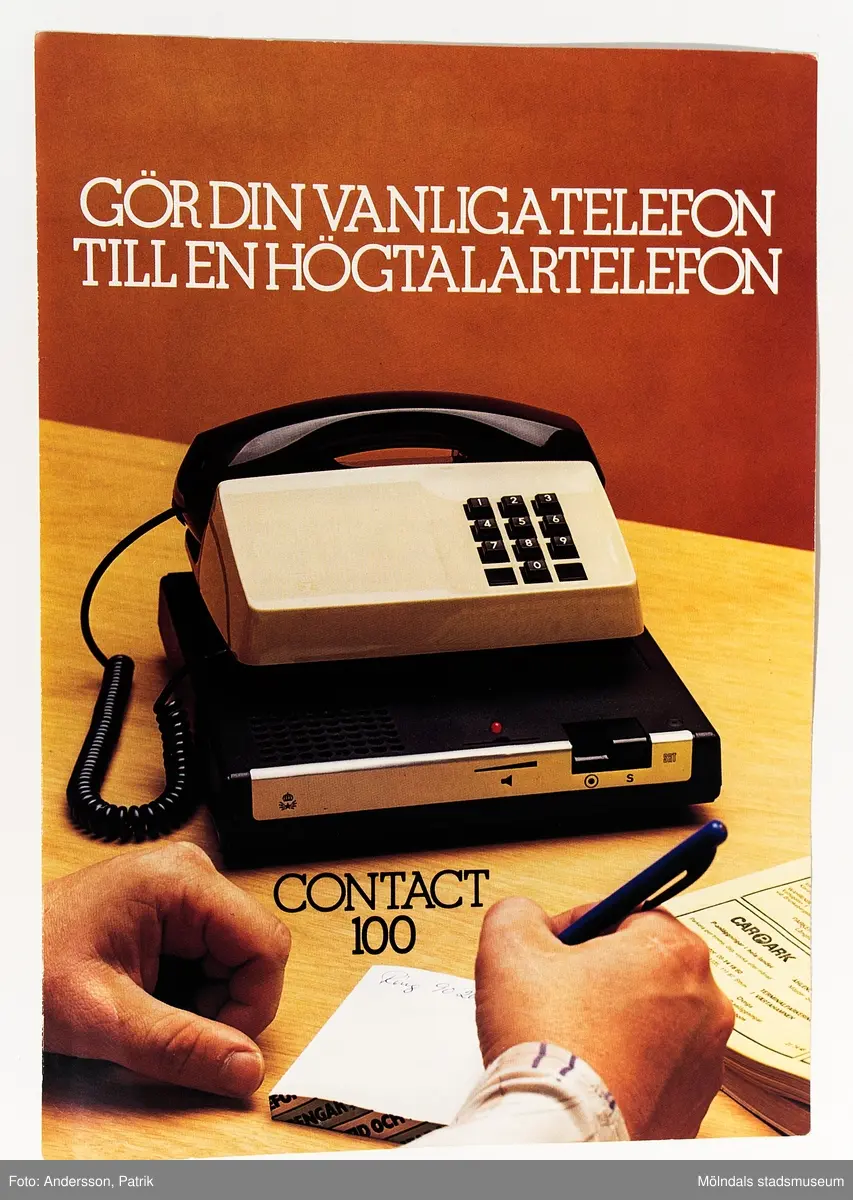 Reklamblad: Gör din vanliga telefon till en högtalartelefon Contact 100, utgivet av Televerket 1980.
Gå-Reklam AB delade ut reklambladet.