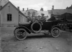 Två kvinnor, en man och en pojke i en bil bil från Vellinge 1921.