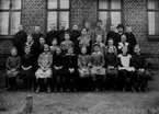 Repro av skolfoto/gruppfoto 1919
	Metallutfällningar runt kanterna.