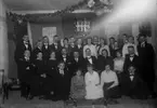 15 års jubileum, gruppfoto 1919
	Metallutfällningar runt kanerna.