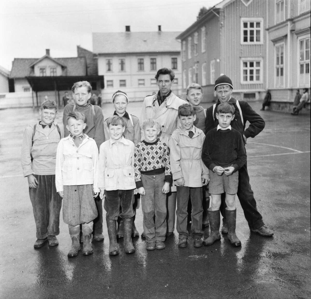 Vardens arkiv. "Elever v/Lunde skole som vant landskonkurransen i tegning"  21.05.1954