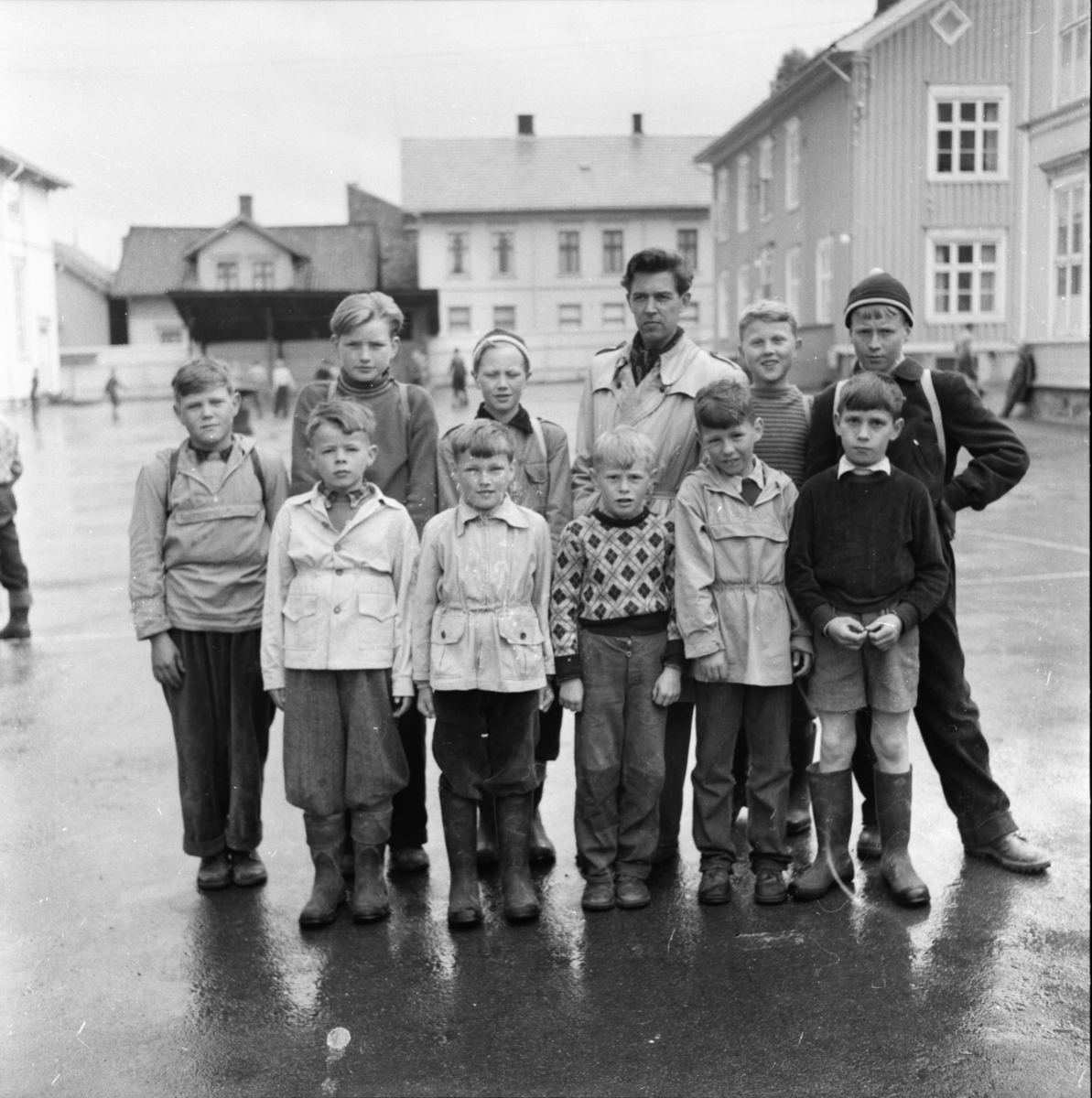 Vardens arkiv. "Elever v/Lunde skole som vant landskonkurransen i tegning"  21.05.1954