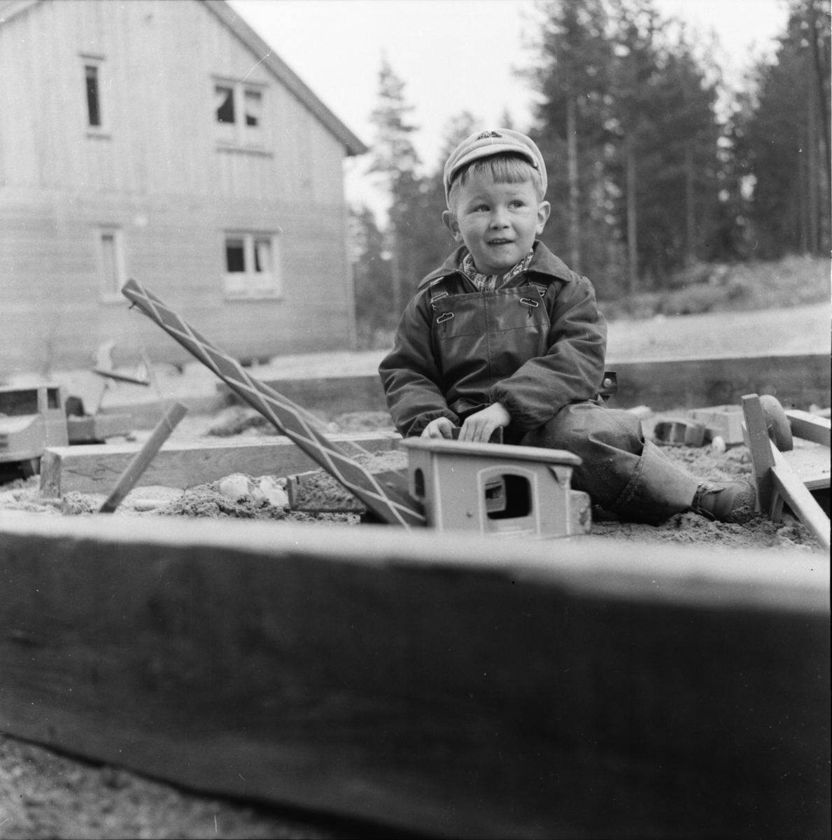 Vardens arkiv. "Odd Erik Håkonsen, Moflata. Sønn til Red. sekr."  21.05.1954