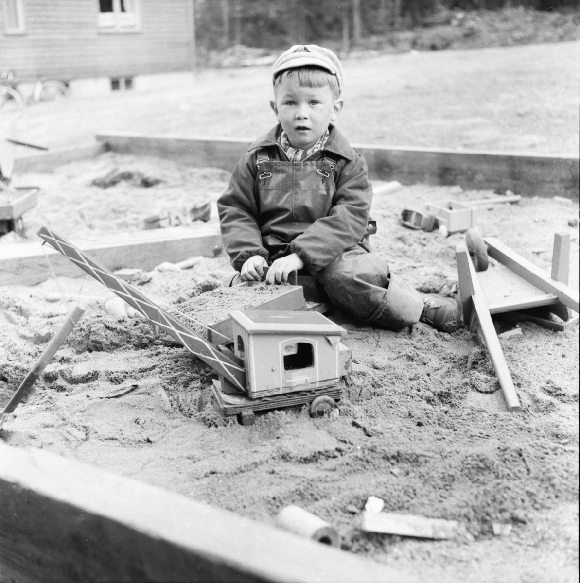 Vardens arkiv. "Odd Erik Håkonsen, Moflata. Sønn til Red. sekr."  21.05.1954