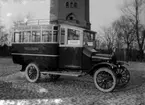 Omnibus det står Trelleborg och Korsholm på bussen, byggnad i bakgrunden
	Metallutfällning, fingeravtryck, prickar, papper på emulsionen.