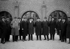 1934 Brandstationens jubileum 12 men i kostymer styrelse? Framför brandstationen
	Metallutfällning, kraftig repa, fläckar brun.